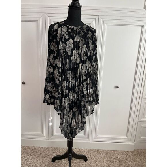 Max Studio Black & White Floral Print Asymmetrical‎ Hem Blouse Size S NWT - Picture 1 of 5